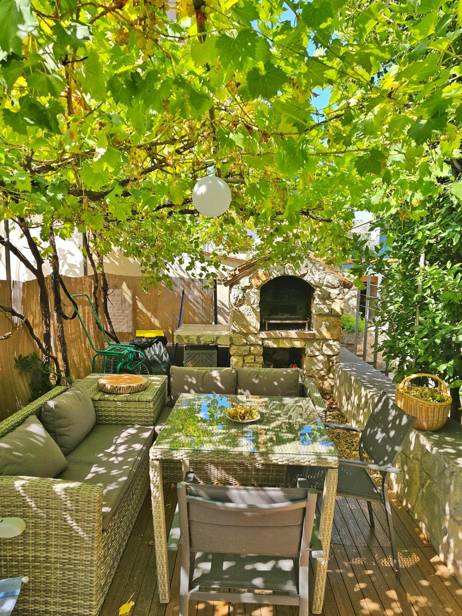 Holiday Place Veli Dvor - Vacation House With Private Garden In Old Town Punat Exterior foto